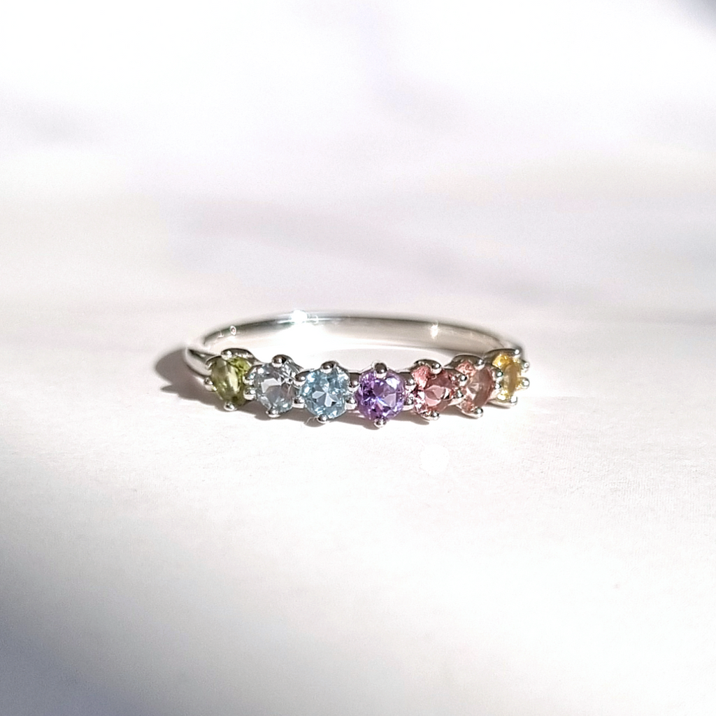 Anillo de eternidad de plata de ley con gemas de arcoíris pastel