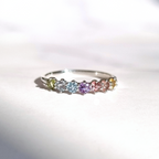 Anillo de eternidad de plata de ley con gemas de arcoíris pastel