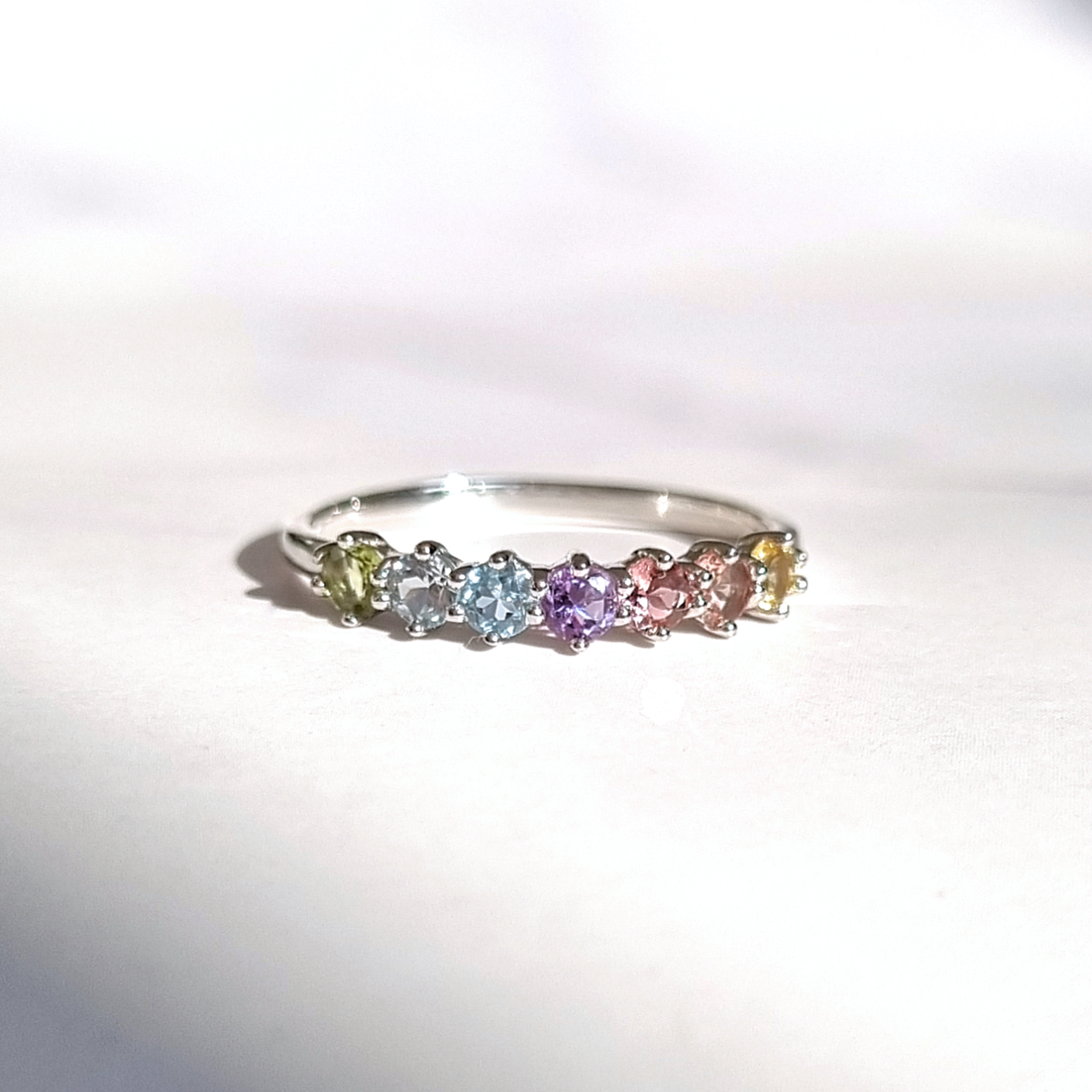 Anillo de eternidad de plata de ley con gemas de arcoíris pastel