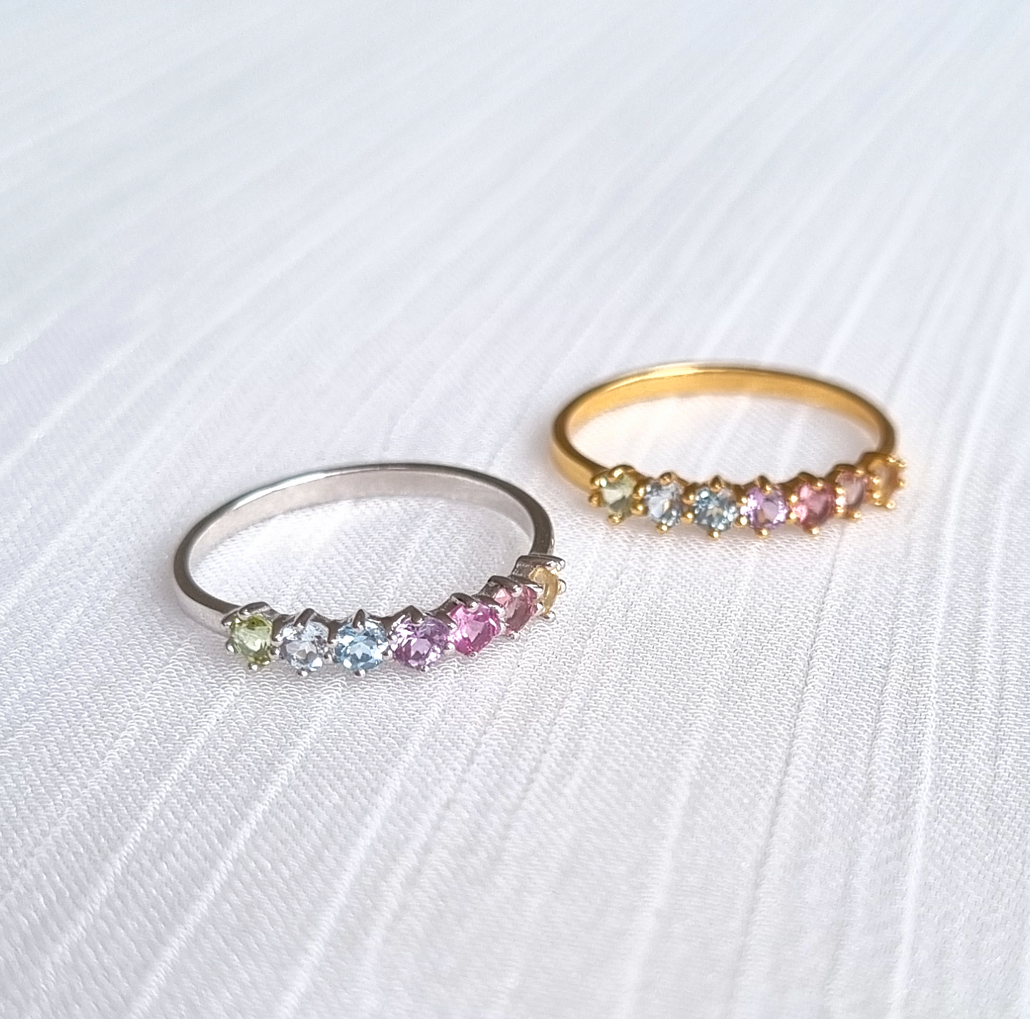 Anillo de eternidad de plata de ley con gemas de arcoíris pastel