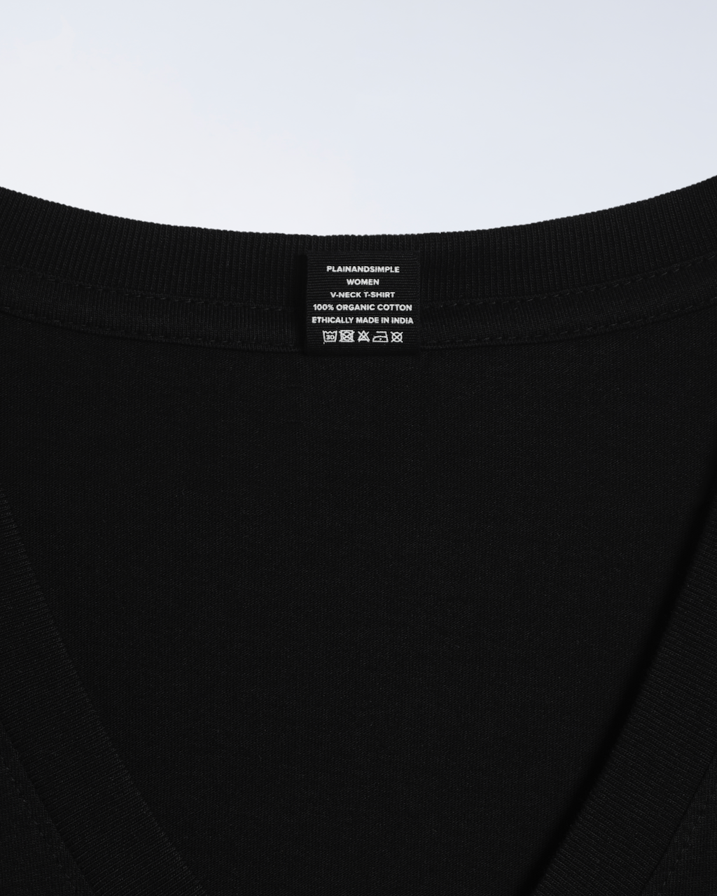 Camiseta con cuello de pico
