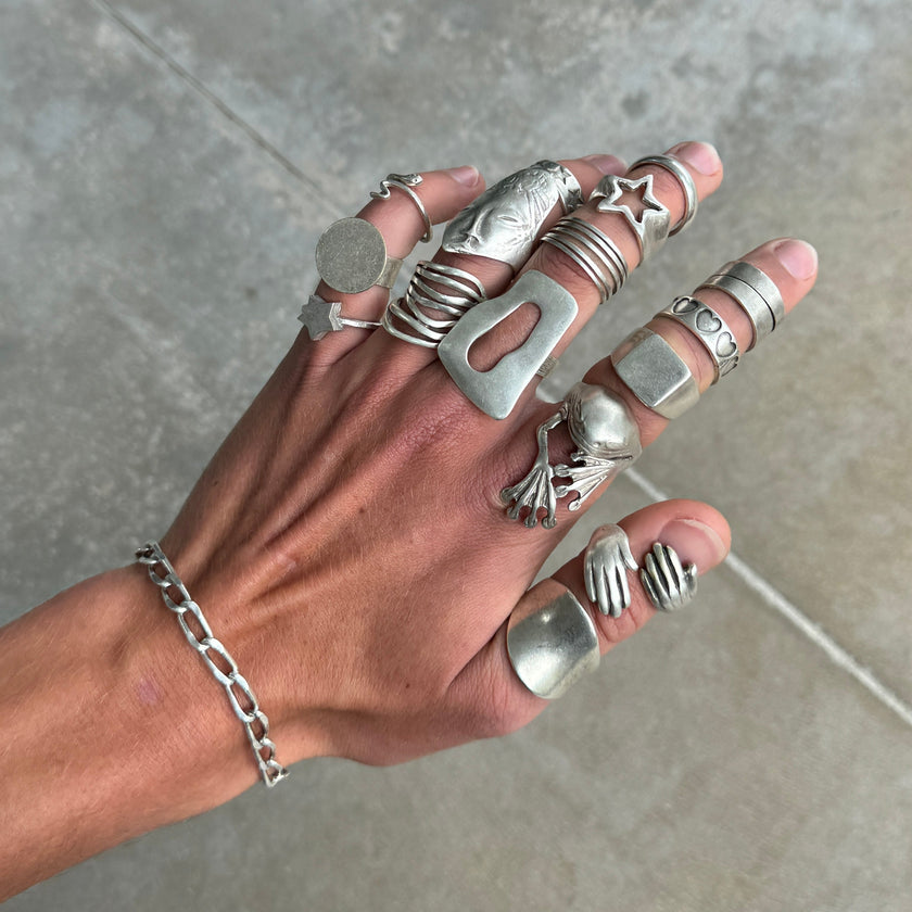 Anillo de plata con estrellas grabadas