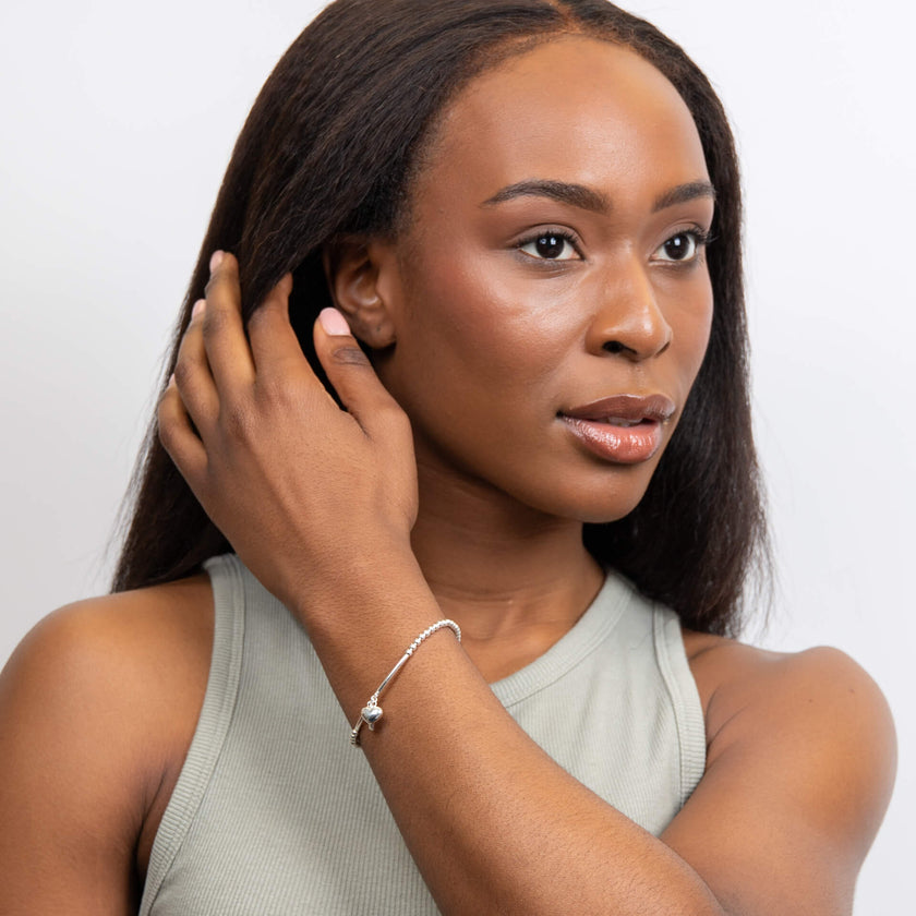 Bracelet extensible Beginnings en perles avec breloques cœur et clé