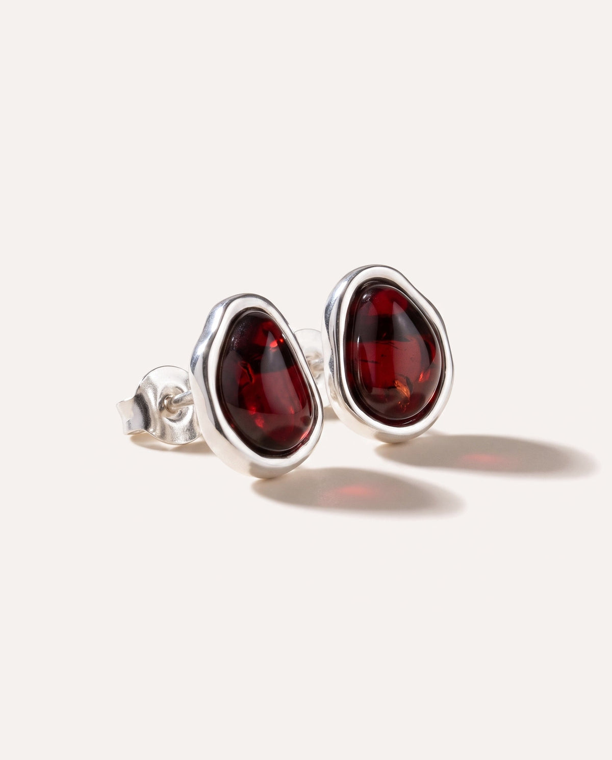 Boucles d'oreilles clous en ambre cerise ELEMENTS