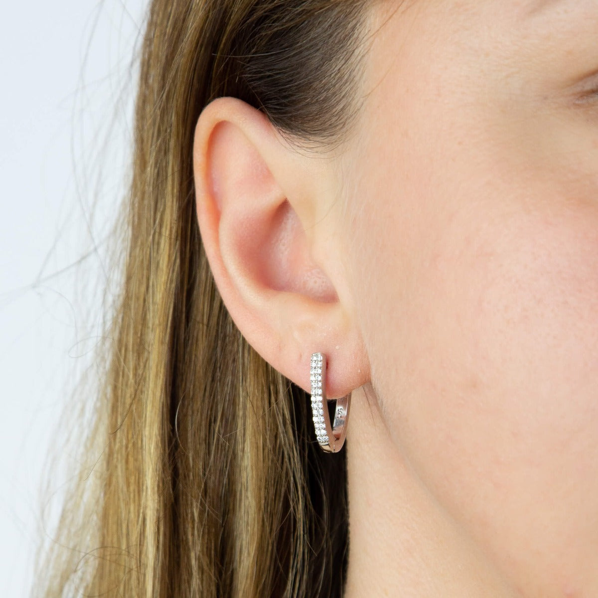 Boucles d'oreilles créoles articulées en forme de U avec oxyde de zirconium Beginnings