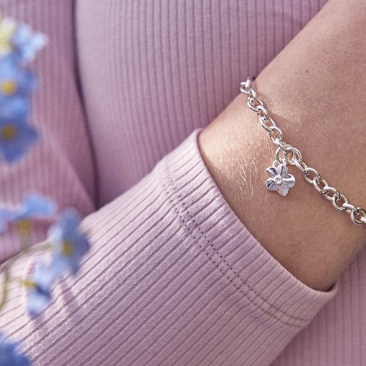 Charm de plata personalizado con flor Nomeolvides