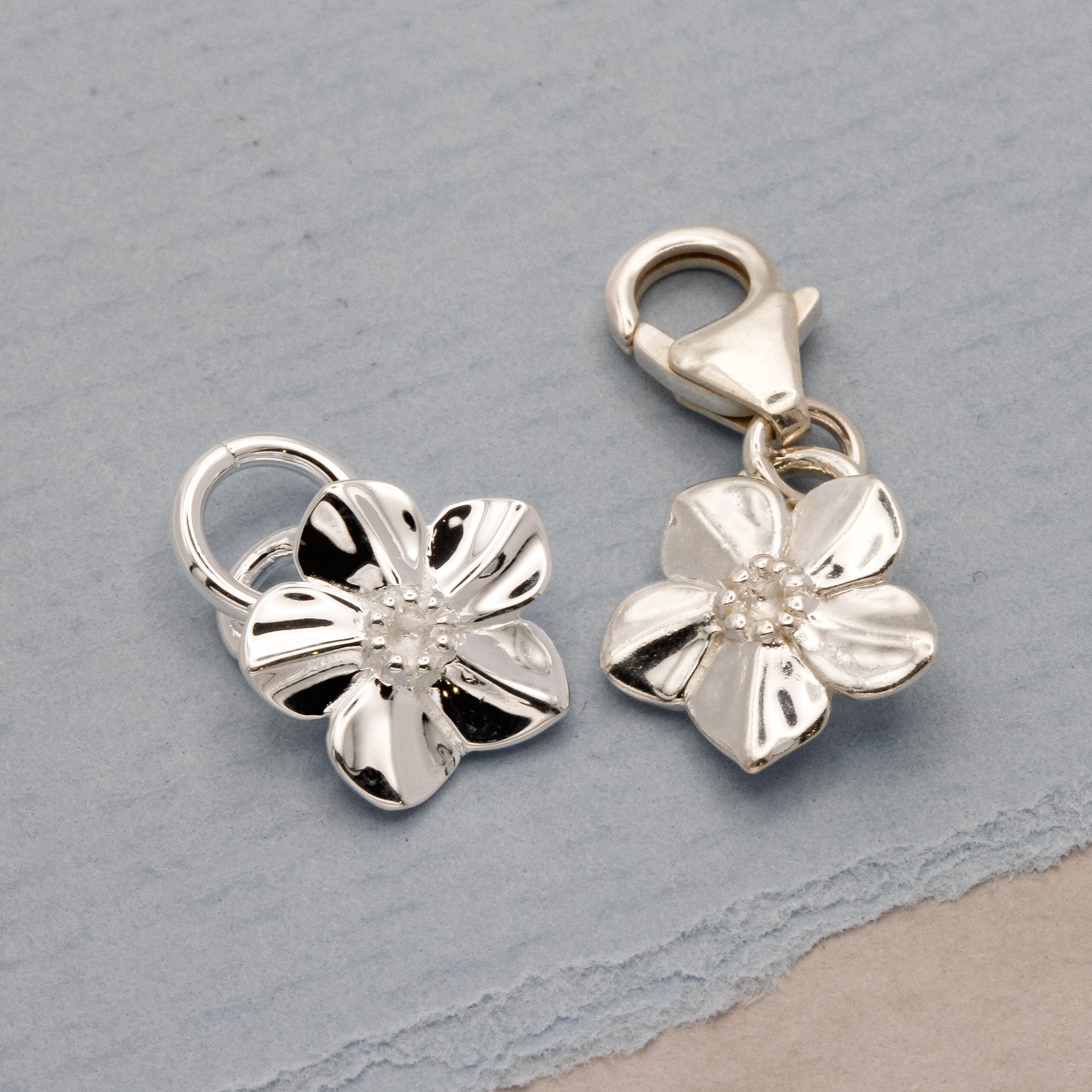 Charm de plata personalizado con flor Nomeolvides