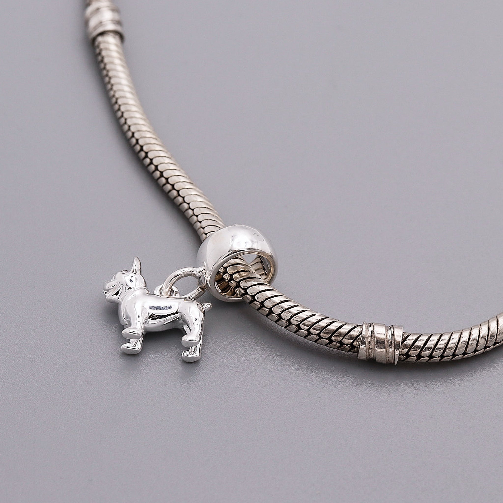 Dije de plata de bulldog francés