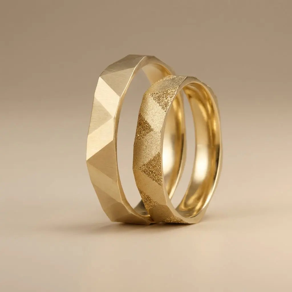 Alliance en or 3,5 mm – Détail sablé facettes pyramidales – Or 9 carats/14 carats/18 carats