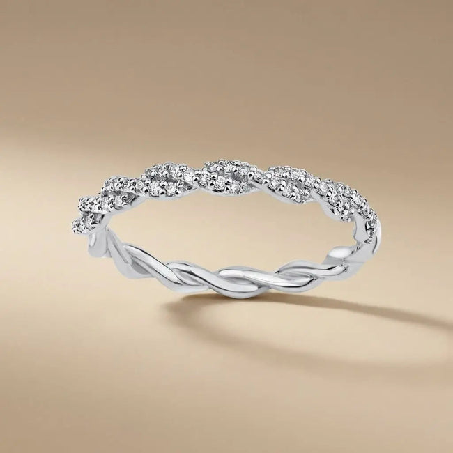 Anillo de oro blanco de 14 ct/14 K con diamantes naturales – Diamantes pavé trenzados