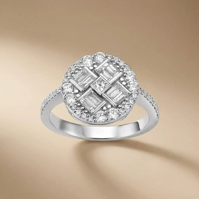 Anillo de oro blanco de 14 K con diamantes naturales – Cluster de diamantes redondos y baguette 0.96ct