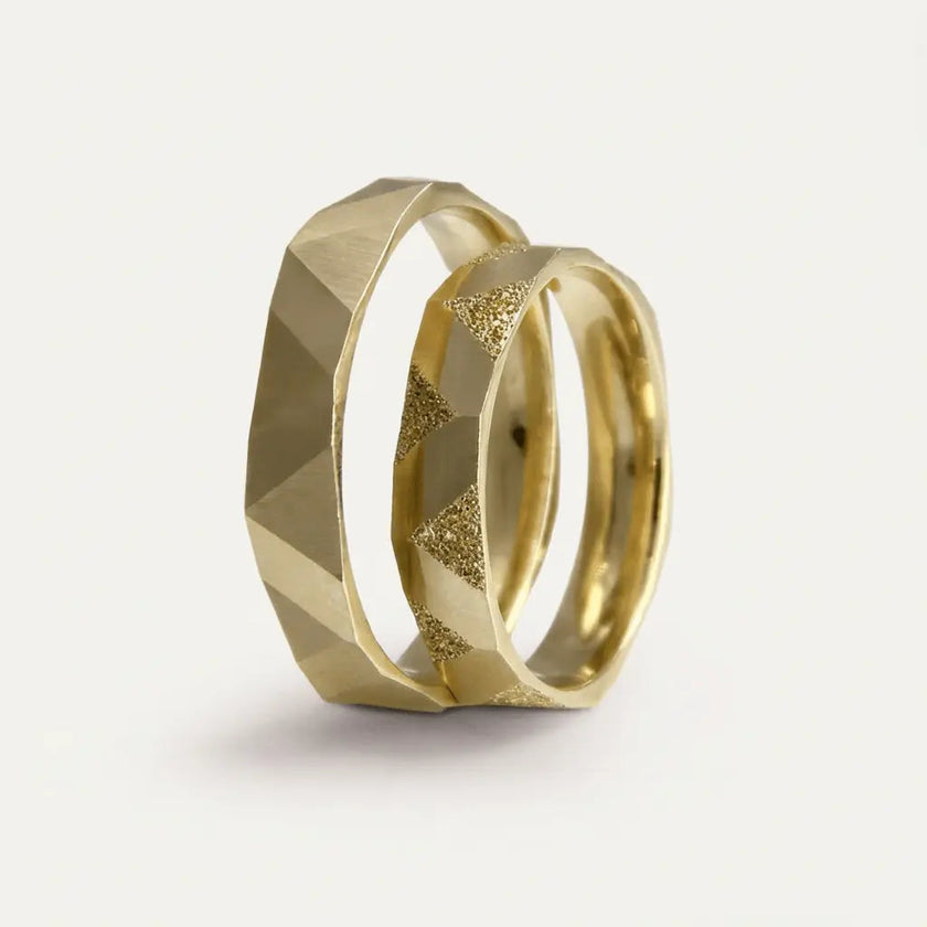 Alliance en or 3,5 mm – Détail sablé facettes pyramidales – Or 9 carats/14 carats/18 carats