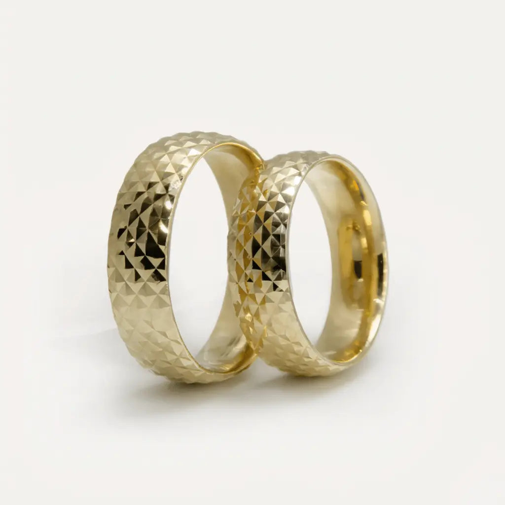 Alliance en or 6 mm – Pyramide facettée – Or 9ct/14ct/18ct