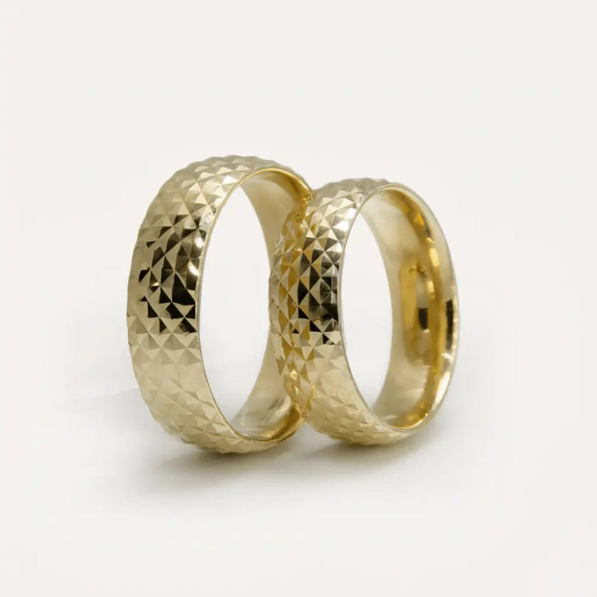 Alliance en or 6 mm – Pyramide facettée – Or 9ct/14ct/18ct