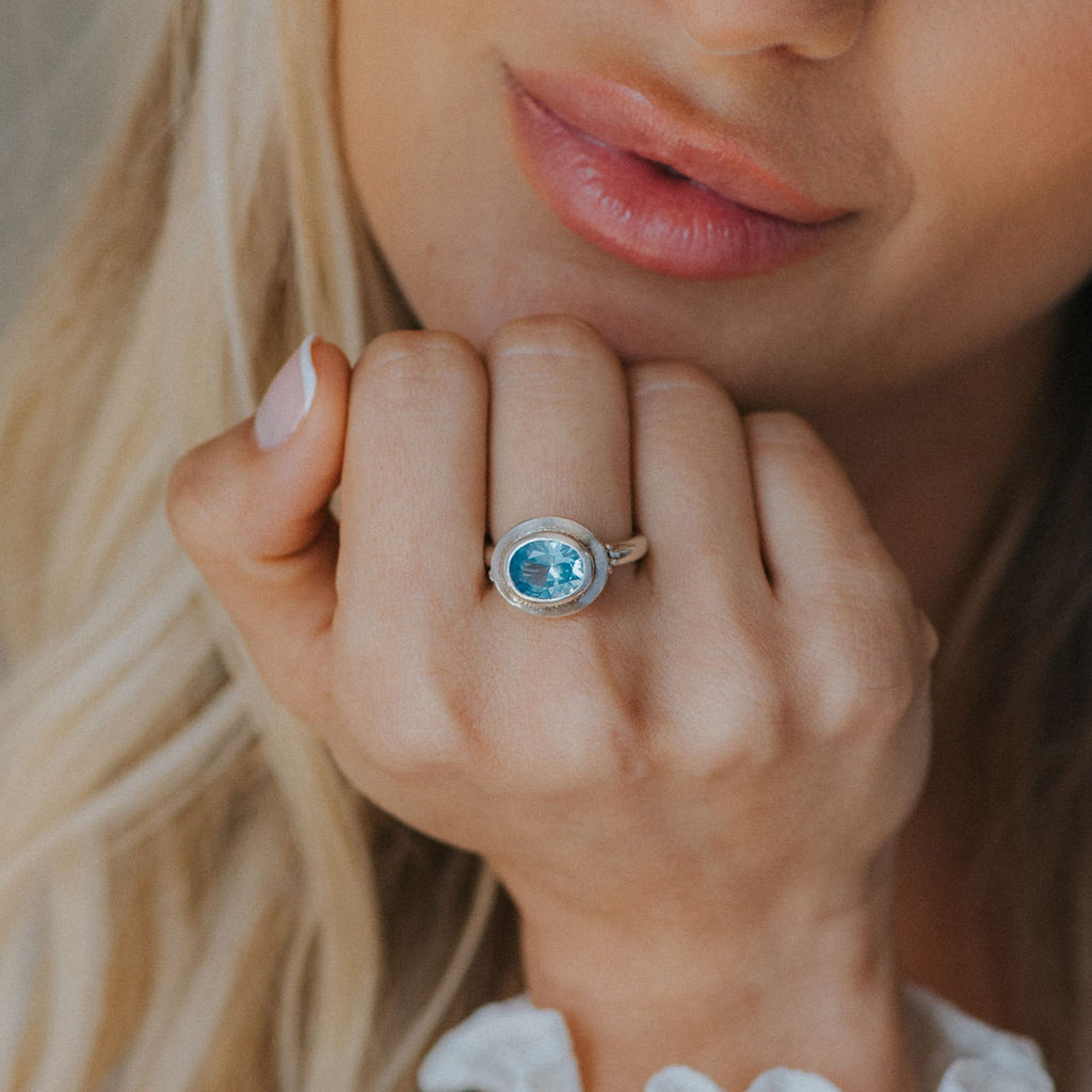 Bague sertie d'une topaze bleue ciel de taille ovale - Avery