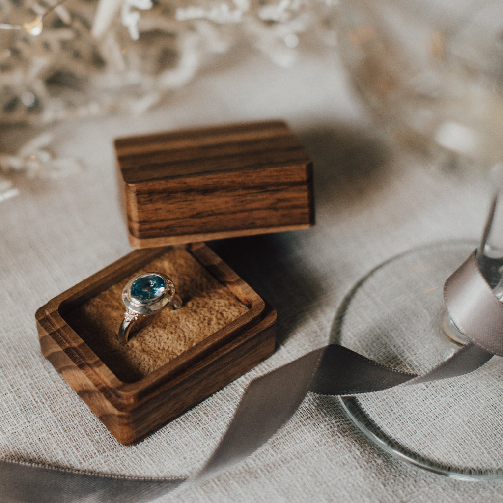Bague sertie d'une topaze bleue ciel de taille ovale - Avery