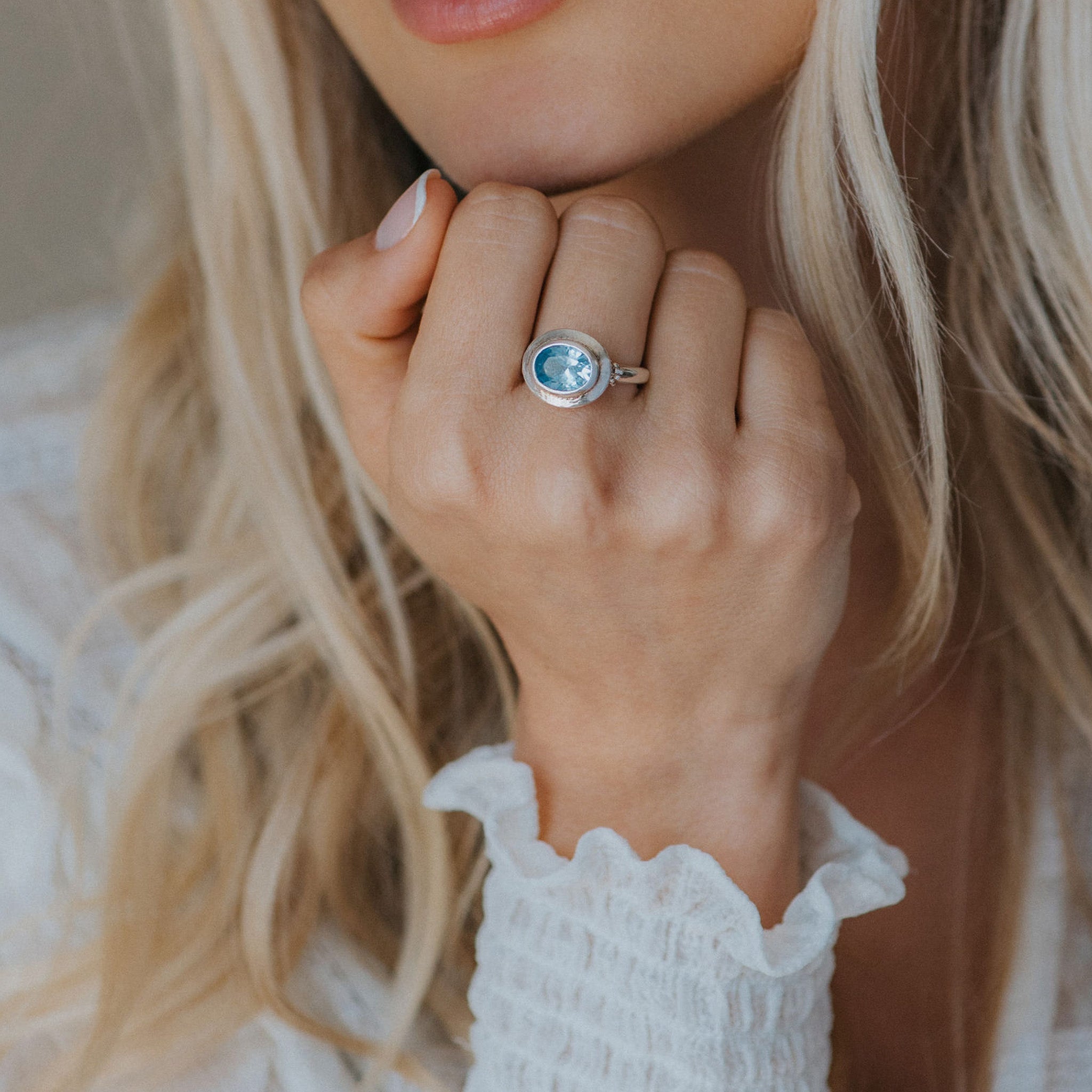 Bague sertie d'une topaze bleue ciel de taille ovale - Avery