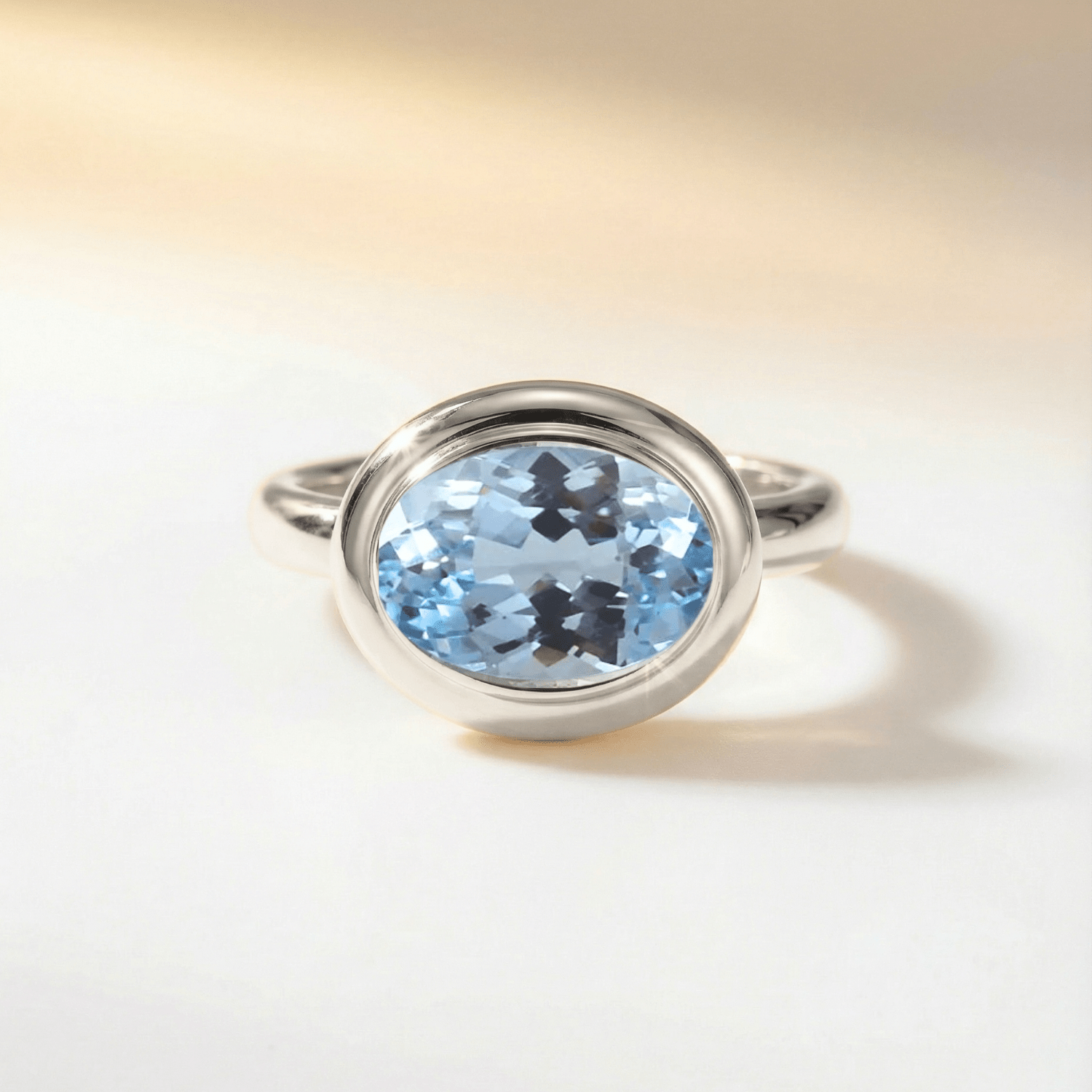 Bague sertie d'une topaze bleue ciel de taille ovale - Avery