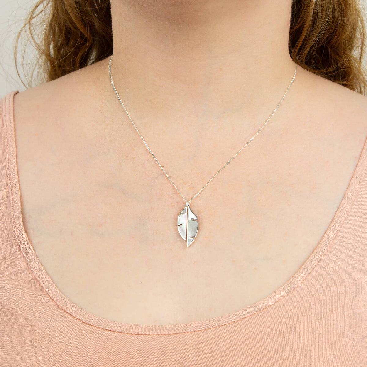 Pendentif double feuille fendue Beginnings avec nacre