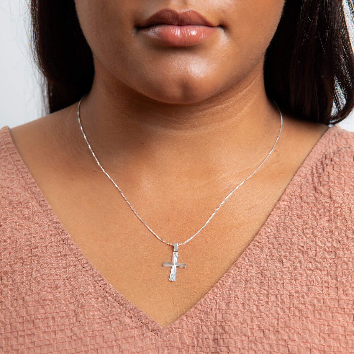 Pendentif croix détaillé Beginnings Diamond Cut