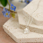 Charm de plata personalizado con flor Nomeolvides
