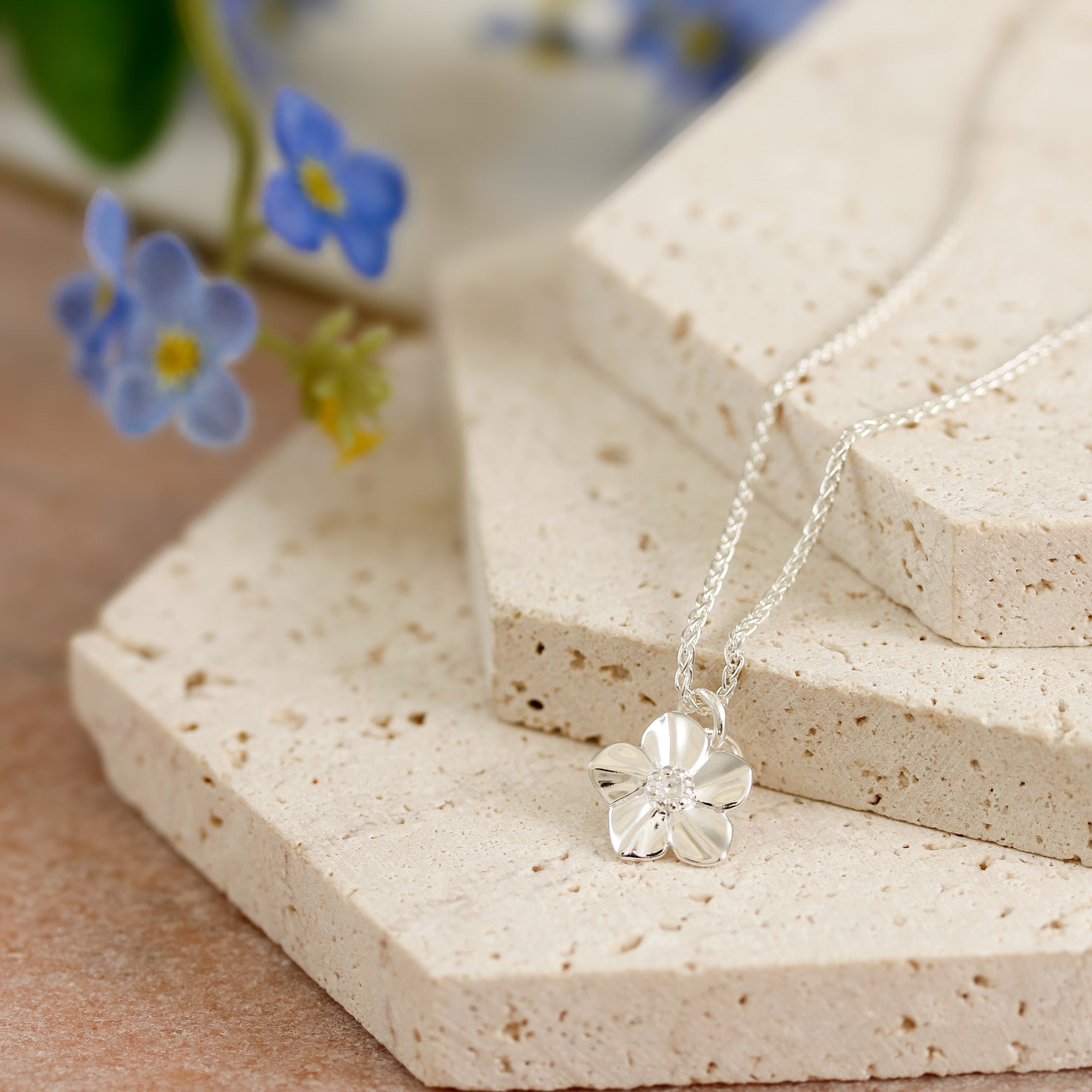 Charm de plata personalizado con flor Nomeolvides